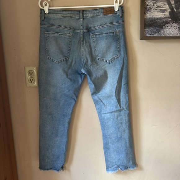 ❤️FINAL SALE❤️ Zara Busted Knee Floral Embroided Cropped Distressed Jean Size 10 - Picture 8 of 9